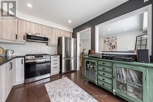 26 Dawson Crescent, Milton, ON - Indoor Photo Showing Kitchen With Upgraded Kitchen