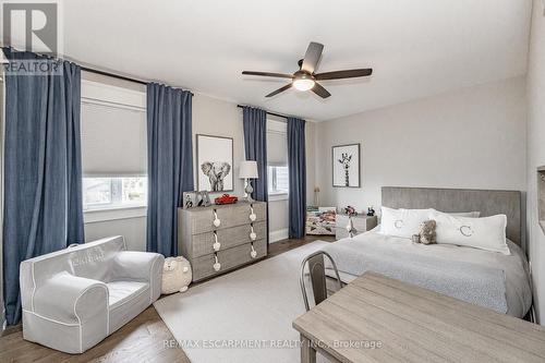 402 Pepper Drive, Burlington, ON - Indoor Photo Showing Bedroom