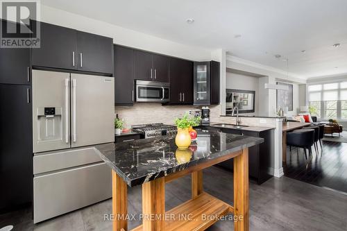 22 - 8307 Kipling Avenue, Vaughan, ON - Indoor Photo Showing Kitchen With Upgraded Kitchen