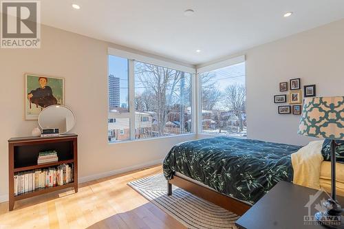 594 Tweedsmuir Avenue, Ottawa, ON - Indoor Photo Showing Bedroom