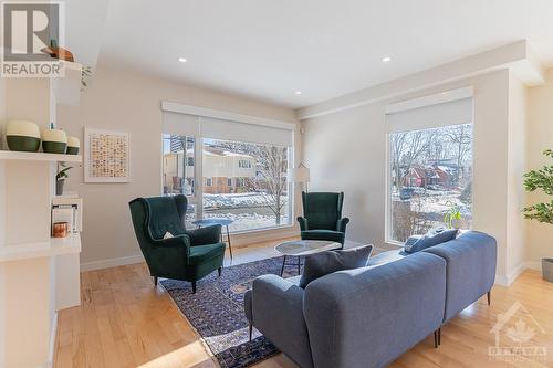 594 Tweedsmuir Avenue, Ottawa, ON - Indoor Photo Showing Living Room