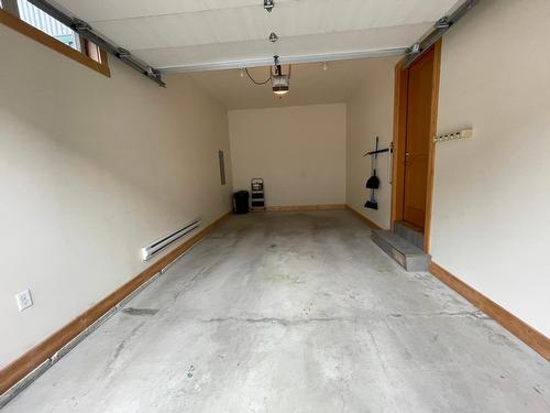 22 - 1106 Seventh Street, Nelson, BC - Indoor Photo Showing Garage