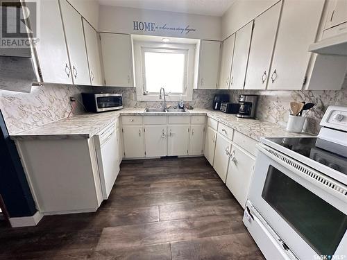 705 Katrusik Avenue, Bienfait, SK - Indoor Photo Showing Kitchen With Double Sink
