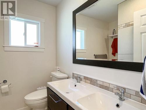 834 School Avenue, Oliver, BC - Indoor Photo Showing Bathroom