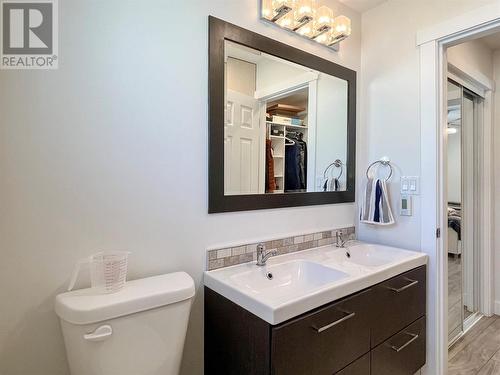 834 School Avenue, Oliver, BC - Indoor Photo Showing Bathroom