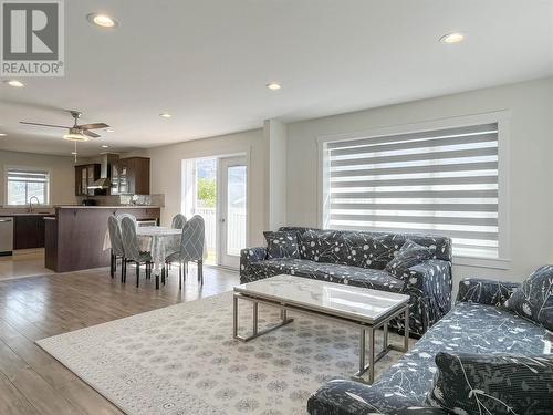 834 School Avenue, Oliver, BC - Indoor Photo Showing Living Room