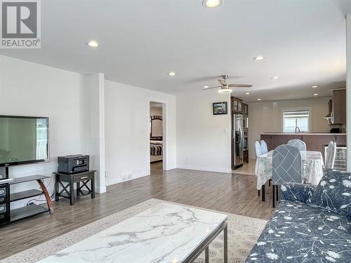 834 School Avenue, Oliver, BC - Indoor Photo Showing Living Room