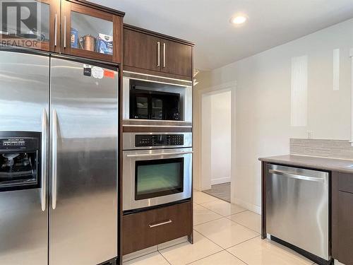 834 School Avenue, Oliver, BC - Indoor Photo Showing Kitchen