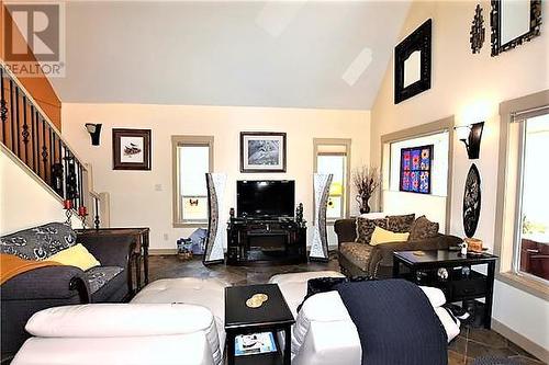 459 Ibis Avenue, Vernon, BC - Indoor Photo Showing Living Room
