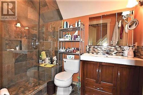 459 Ibis Avenue, Vernon, BC - Indoor Photo Showing Bathroom