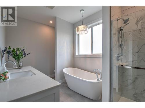 760 16 Street Se, Salmon Arm, BC - Indoor Photo Showing Bathroom
