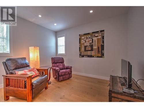 760 16 Street Se, Salmon Arm, BC - Indoor Photo Showing Living Room