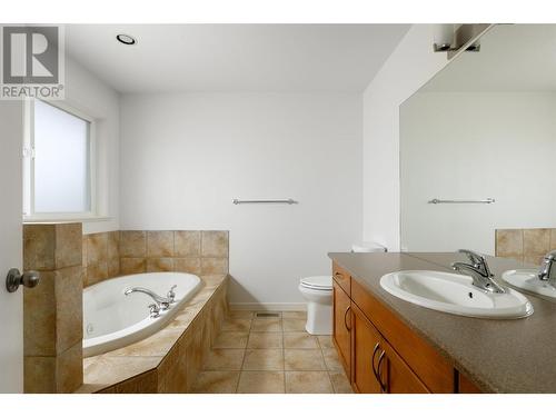 868 Arbor View Drive, Kelowna, BC - Indoor Photo Showing Bathroom
