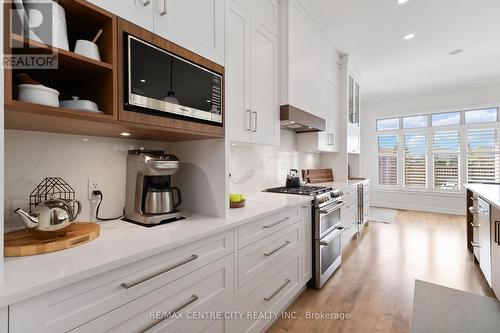 242 East Rivertrace Walk, London, ON - Indoor Photo Showing Kitchen With Upgraded Kitchen