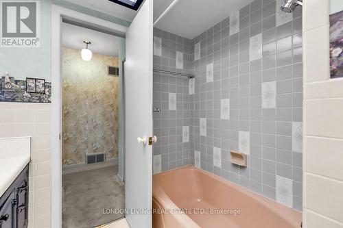 57 Naomee Crescent, London, ON - Indoor Photo Showing Bathroom