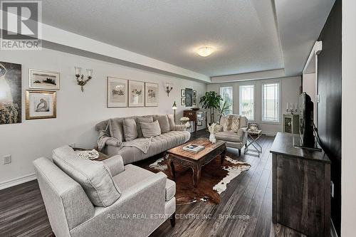 714 Victoria Road N, Guelph, ON - Indoor Photo Showing Living Room
