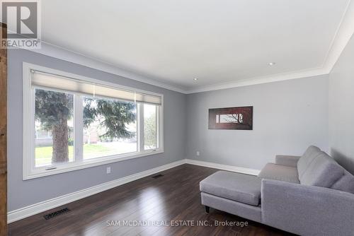 2315 Mount Forest Drive, Burlington, ON - Indoor Photo Showing Living Room