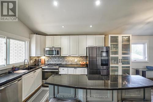 1571 Lewisham Dr, Mississauga, ON - Indoor Photo Showing Kitchen With Stainless Steel Kitchen With Upgraded Kitchen