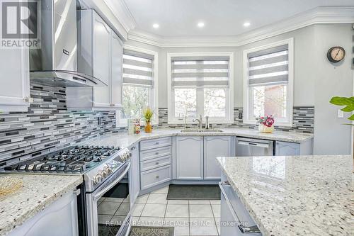 2085 Ashmore Drive, Oakville, ON - Indoor Photo Showing Kitchen With Upgraded Kitchen