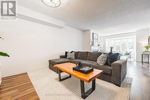 116 - 895 Maple Avenue, Burlington, ON - Indoor Photo Showing Living Room