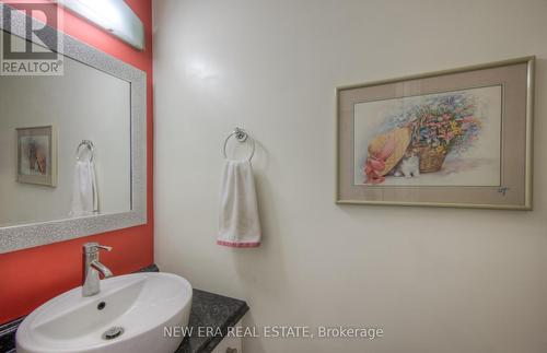 1246 Nathaniel Cres, Burlington, ON - Indoor Photo Showing Bathroom