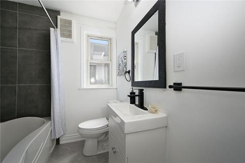 283 East 12Th Street, Hamilton, ON - Indoor Photo Showing Bathroom