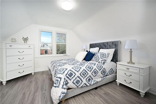 283 East 12Th Street, Hamilton, ON - Indoor Photo Showing Bedroom