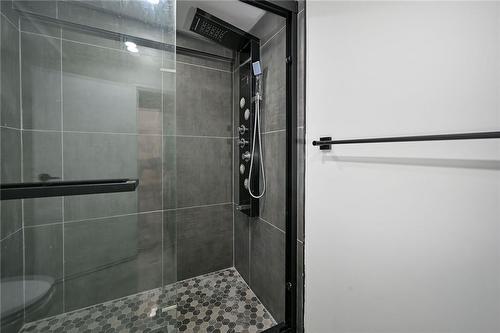 283 East 12Th Street, Hamilton, ON - Indoor Photo Showing Bathroom
