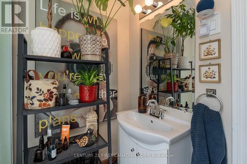 56 Riverview Avenue, London, ON - Indoor Photo Showing Bathroom
