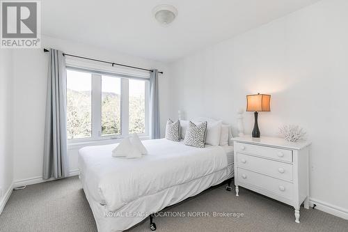212 - 110 Fairway Court, Blue Mountains, ON - Indoor Photo Showing Bedroom