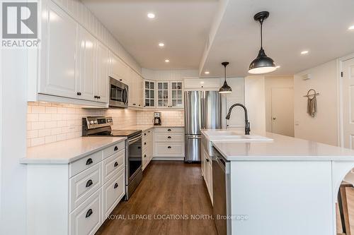 212 - 110 Fairway Court, Blue Mountains, ON - Indoor Photo Showing Kitchen With Upgraded Kitchen