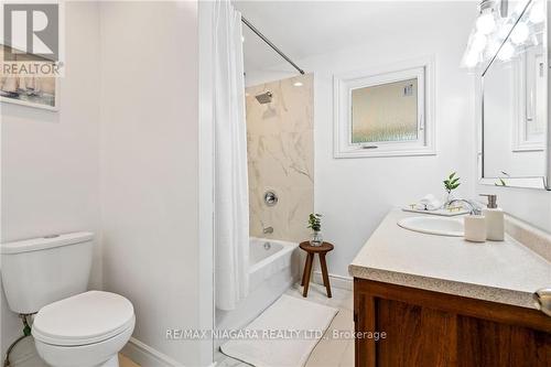 82 Booth Street, St. Catharines, ON - Indoor Photo Showing Bathroom