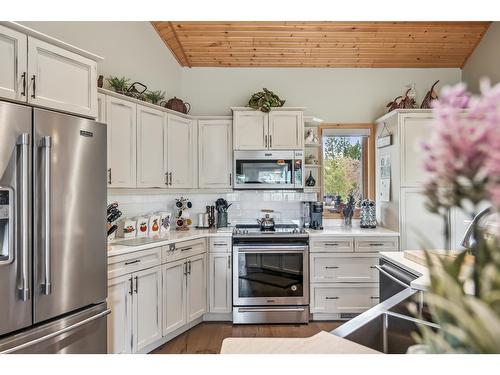 4850 Holland Creek Ridge Road, Windermere, BC - Indoor Photo Showing Kitchen With Upgraded Kitchen