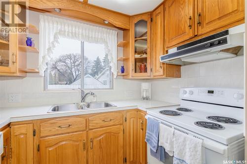 1611 Arlington Avenue, Saskatoon, SK - Indoor Photo Showing Kitchen With Double Sink