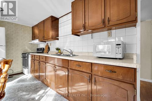 74 Caradoc Street N, Strathroy-Caradoc, ON - Indoor Photo Showing Kitchen With Double Sink