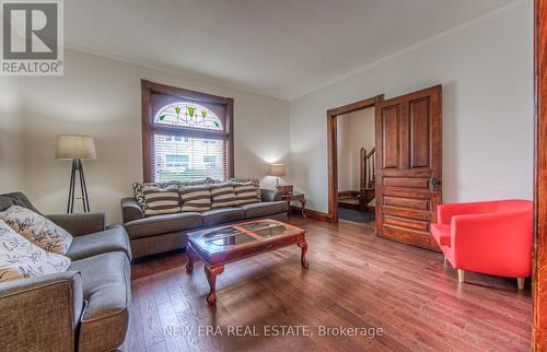 7 Richmond Avenue, Kitchener, ON - Indoor Photo Showing Living Room