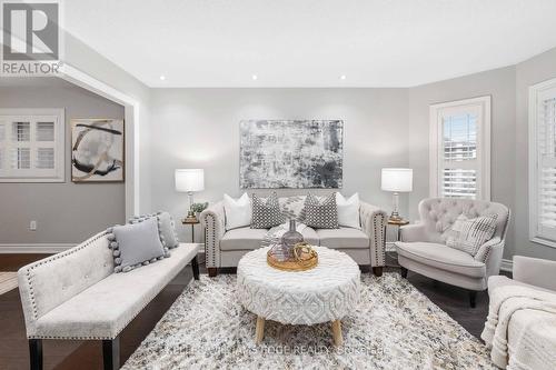 31 Topbank Drive, Toronto, ON - Indoor Photo Showing Living Room