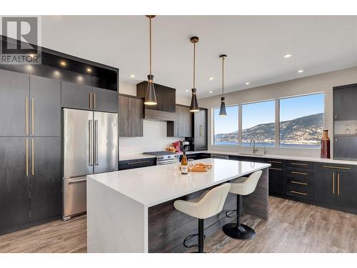 3649 Mckinley Beach Drive, Kelowna, BC - Indoor Photo Showing Kitchen With Upgraded Kitchen