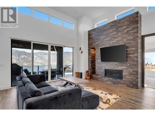 3649 Mckinley Beach Drive, Kelowna, BC - Indoor Photo Showing Living Room With Fireplace