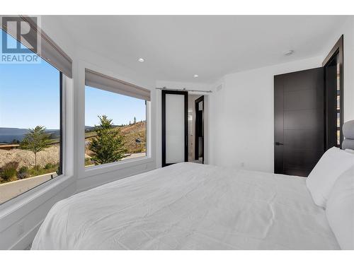 3649 Mckinley Beach Drive, Kelowna, BC - Indoor Photo Showing Bedroom