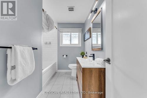 7 Garside Avenue S, Hamilton, ON - Indoor Photo Showing Bathroom