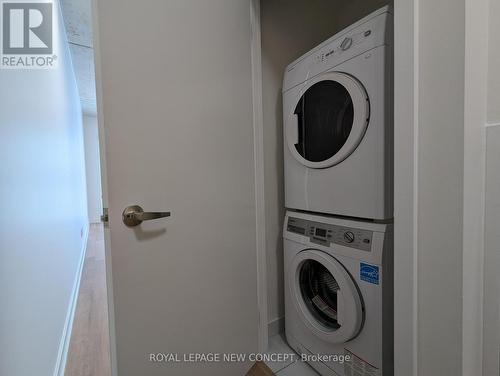 613 - 210 Simcoe Street, Toronto, ON - Indoor Photo Showing Laundry Room
