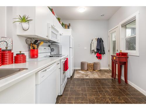 1022 Purcell Crescent, Creston, BC - Indoor Photo Showing Kitchen
