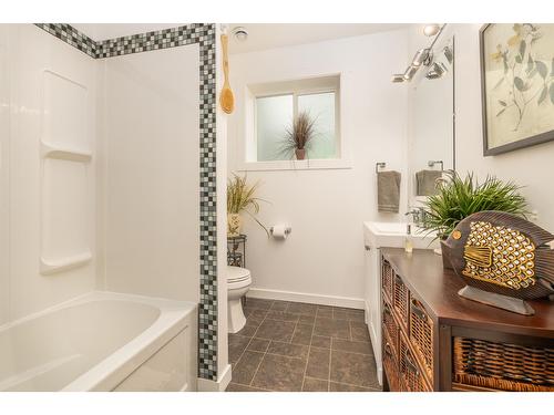 1022 Purcell Crescent, Creston, BC - Indoor Photo Showing Bathroom