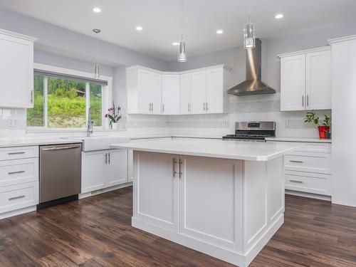 1022 Purcell Crescent, Creston, BC - Indoor Photo Showing Kitchen With Upgraded Kitchen