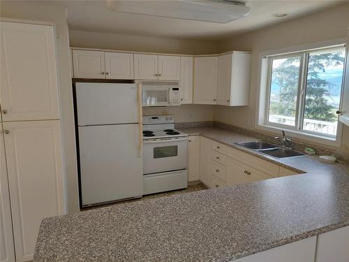 909 Mission Road, Vernon, BC - Indoor Photo Showing Kitchen With Double Sink