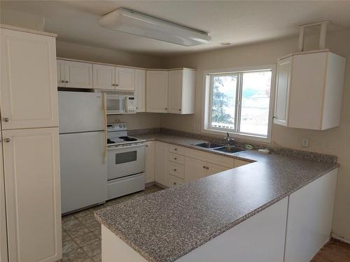 909 Mission Road, Vernon, BC - Indoor Photo Showing Kitchen With Double Sink