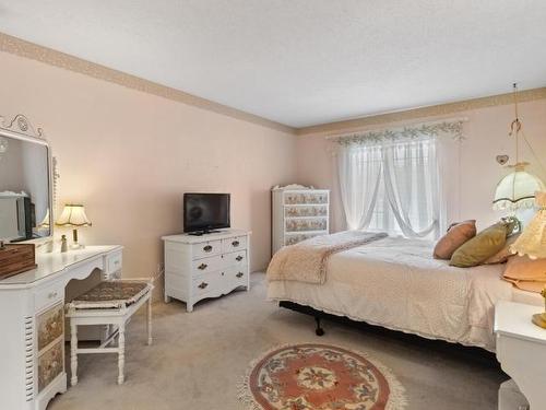 18-1750 Pacific Way, Kamloops, BC - Indoor Photo Showing Bedroom