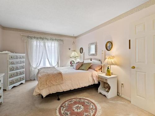 18-1750 Pacific Way, Kamloops, BC - Indoor Photo Showing Bedroom