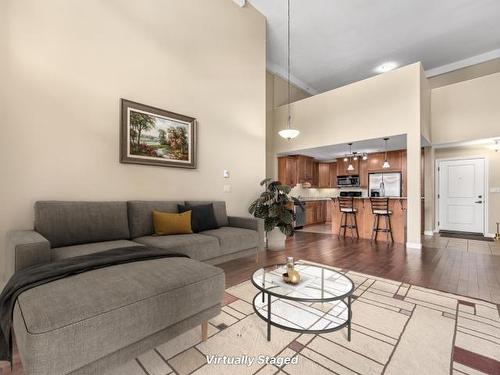 307-1390 Hillside Drive, Kamloops, BC - Indoor Photo Showing Living Room